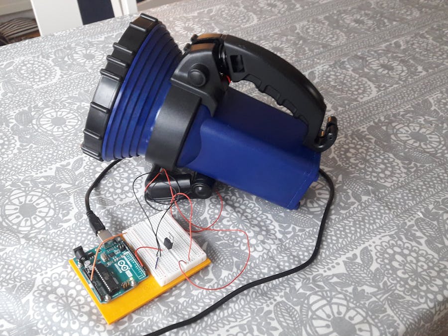 Marine signalling light using the Morse symbols