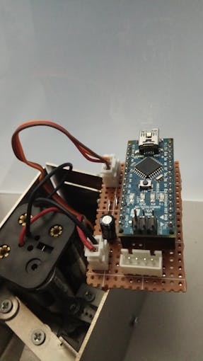 Battery pack and servo connections to the board