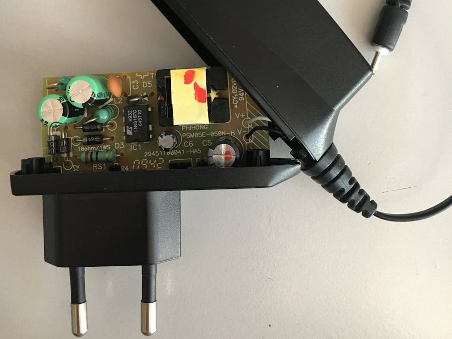 Let´s open a Wall Plug AC - Nokia AC-8E