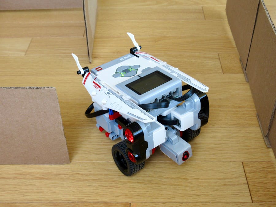 LEGO Robot Drives Thru a Maze 