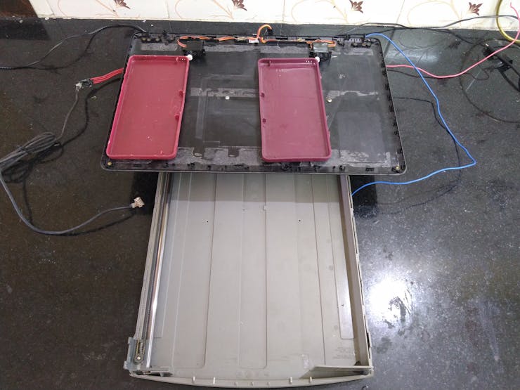The tray fixed to the scan head with the servo set-up