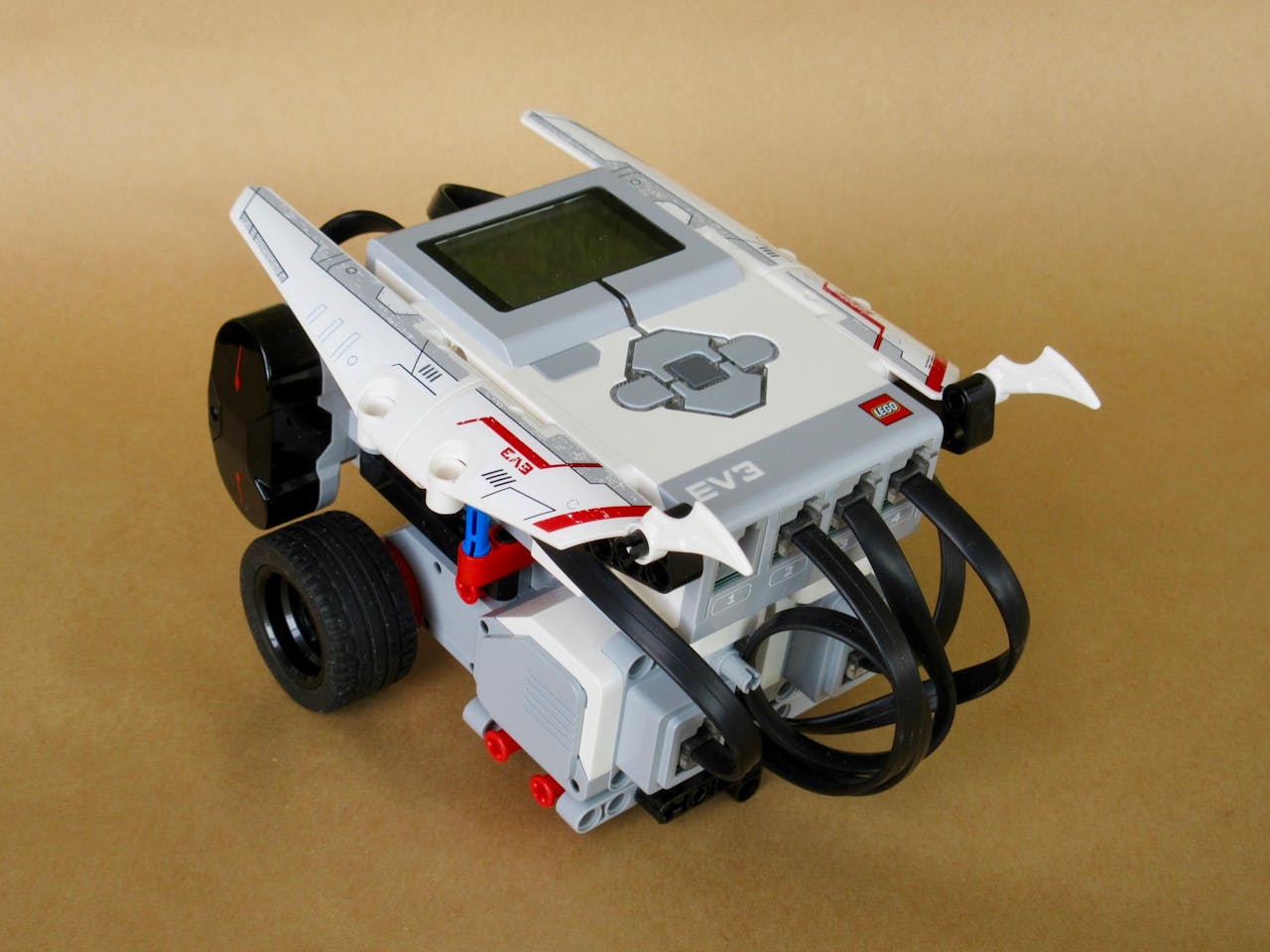 LEGO MINDSTORMS EV3 Smart AI-Powered LEGO Bird Learns How To Sort Bricks 