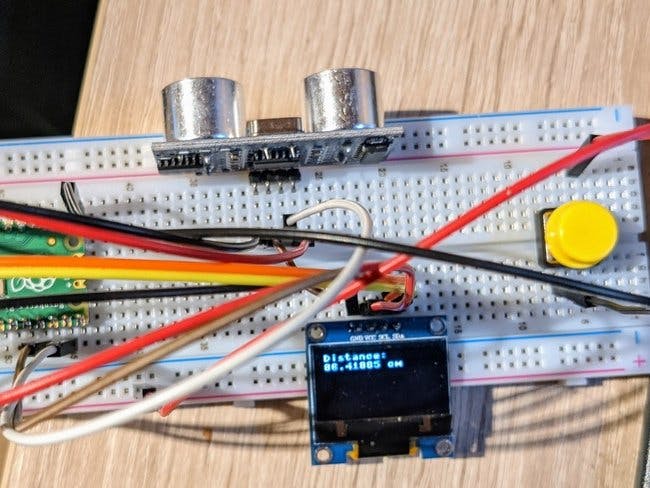 Raspberry Pi Pico Shows Distance on OLED, Toggled by Button
