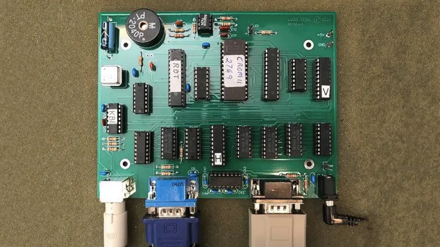 Brian Beard's Retro Dumb Terminal Is an Eight-Bit Debugging Tool