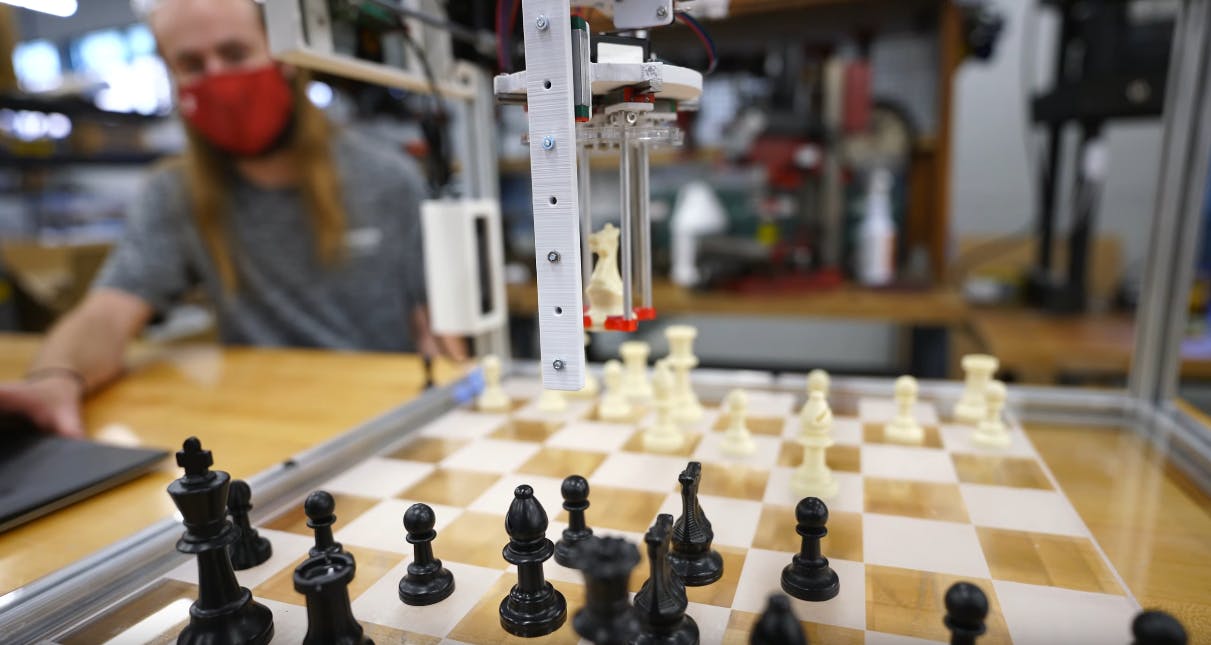 A fully autonomous chess bot in action [16].