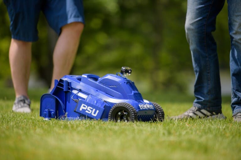 These Students Designed a Remote-Controlled Lawnmower Using a Raspberry Pi  