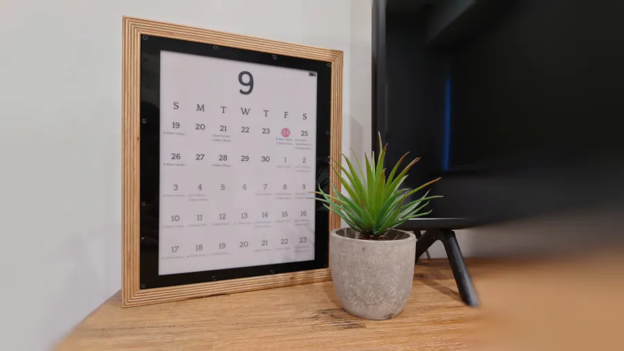 This Large Raspberry Pi-Powered E Ink 