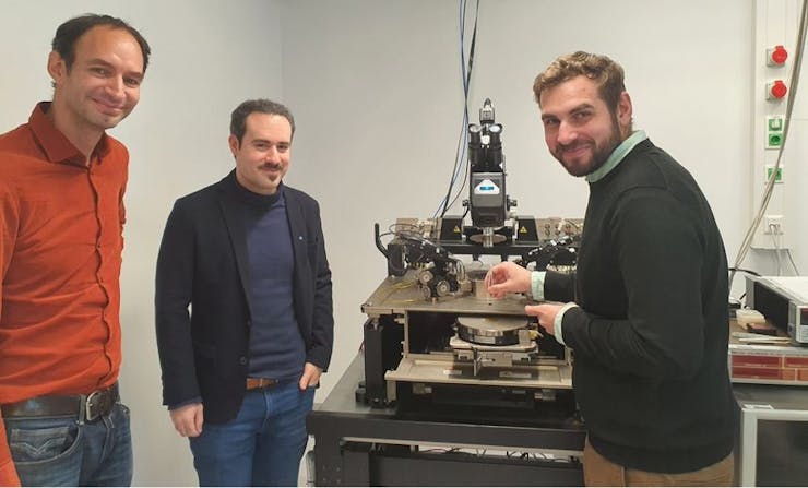 Walter Weber, Masiar Sistani, and Raphael Böckle believe the device could dramatically boost efficiency of AI hardware. (📷 TU Wein)
