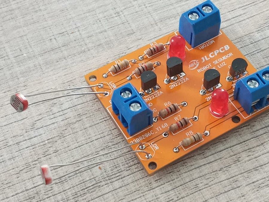 Light FOLLOWER ROBOT (CONTROL 2 MOTORS)
