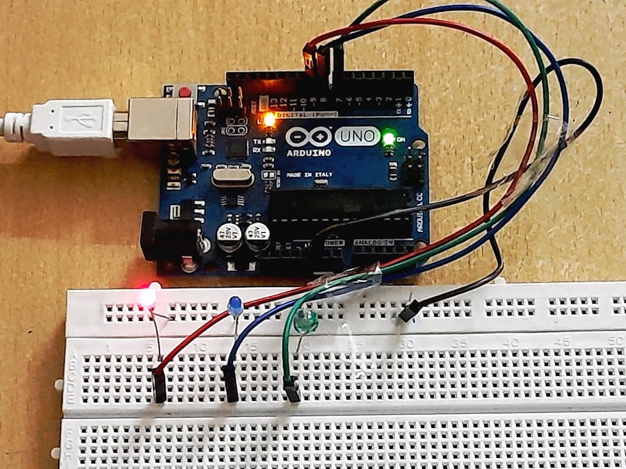 Traffic Light using Arduino - A Beginner Project
