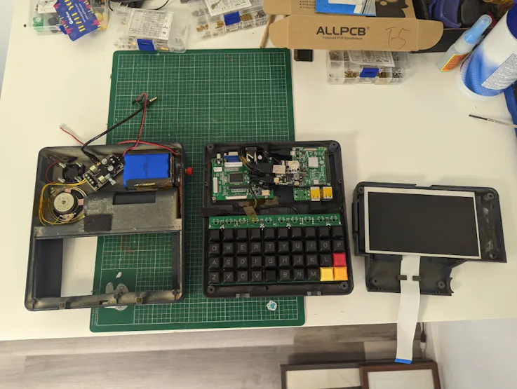 The Ceres 1 Raspberry Pi Cyberdeck Repurposes a Vintage VTech