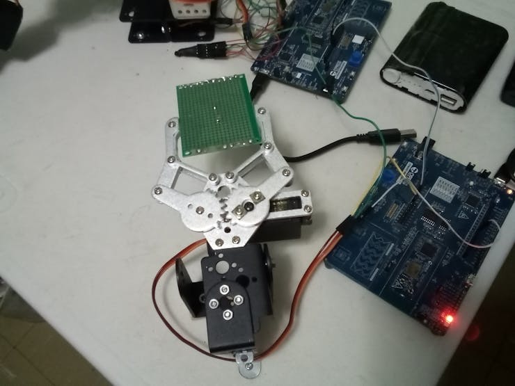 Here we can see the way to hold the PCB board to solder a resistor