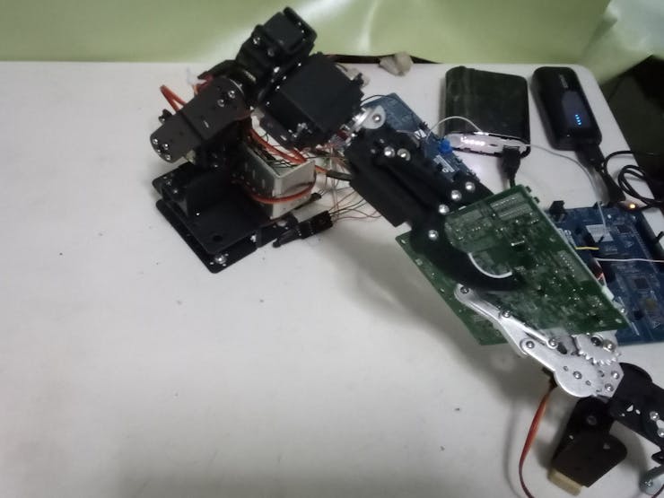 Between two grippers the PCB board is fixedly clamped as shown in the picture