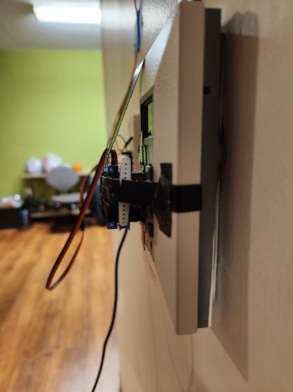 Side-view of servo attached to thermostat