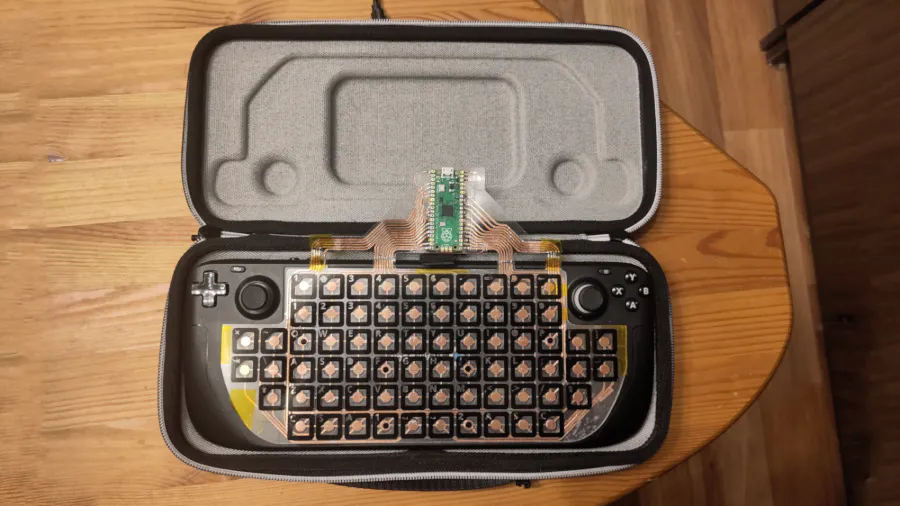 キーボード steamcontroller Karliss' Sinclair-Like Vinyl-Cut Steam Deck Keyboard Serves As an
