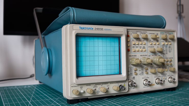 This Tektronix Scope, a Dumpster Dove Treasure, Lives Again