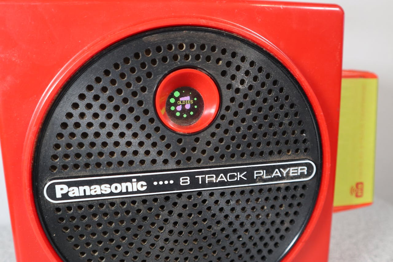 Dynamite 8 outlet track player