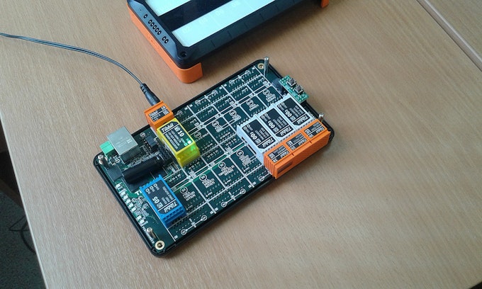 Assembled device with the top cover removed Assembled device with the top cover removed