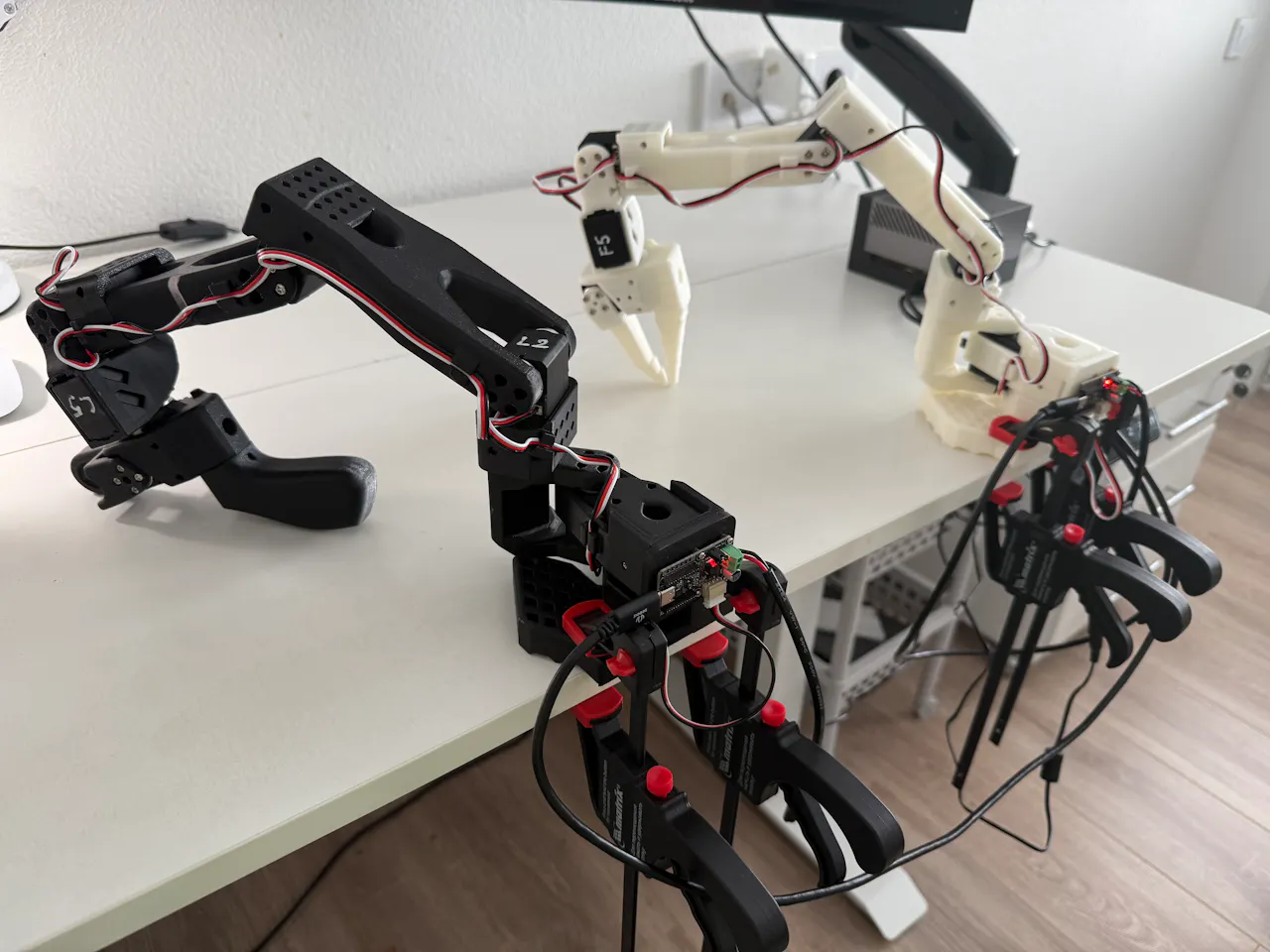 Kit bras robotique AI avec servomoteurs - LeRobot SO-ARM101 Pro Low-Cost (sans pièces imprimées 3D) | 6-DOF, open source, compatible avec NVIDIA Jetson Kit bras robotique AI avec servomoteurs - LeRobot SO-ARM101 Pro Low-Cost (sans pièces imprimées 3D) | 6-DOF, open source, compatible avec NVIDIA Jetson