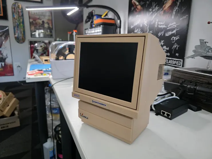 This Tiny 3D-Printable Commodore Amiga 2000 Hides a Raspberry Pi