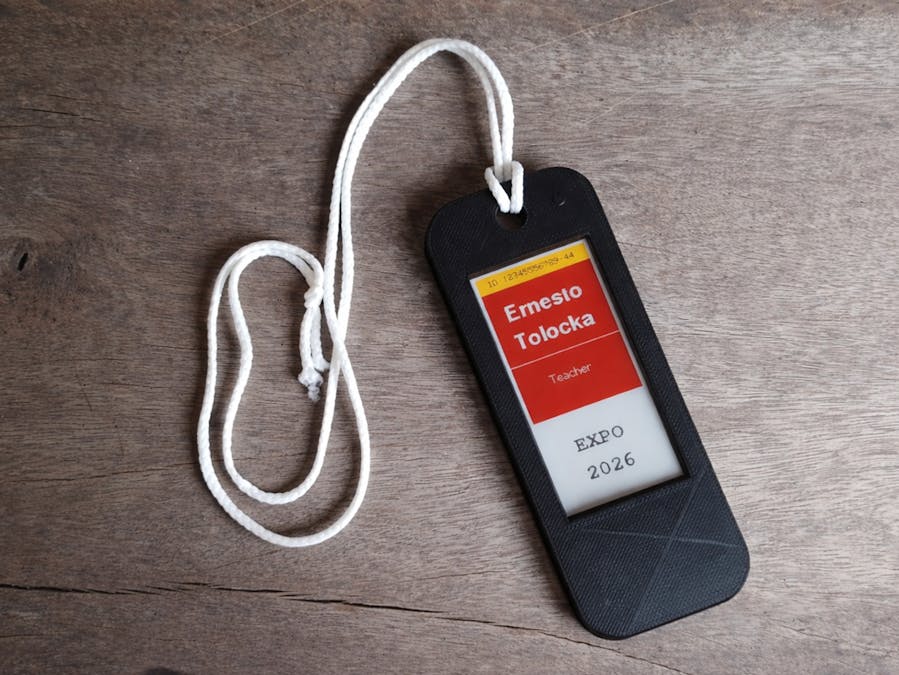 E-paper smart badge