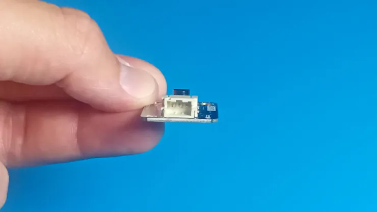The sensor has three pins: VCC, GND, and signal