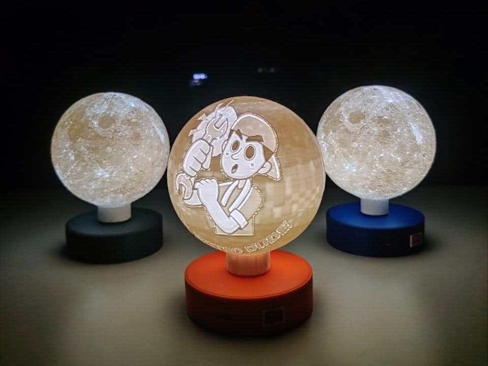 DIYers Assemble Moon Lamp In Ten Minutes