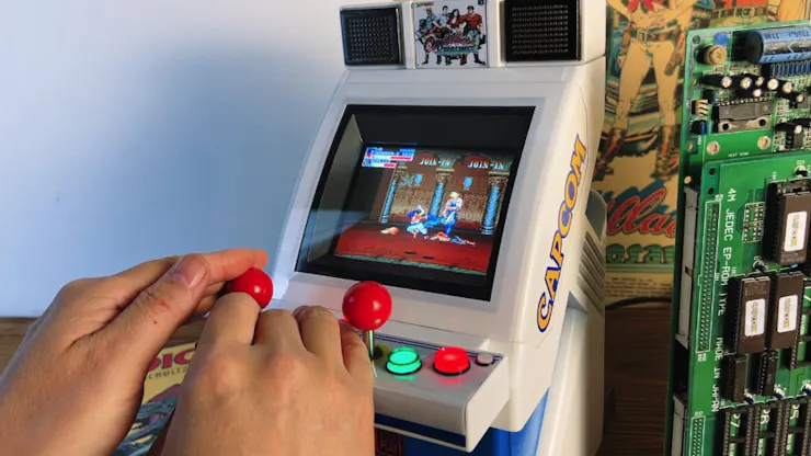 その他 CAPCOM  ARCADE LCL Li's Tiny Capcom Arcade Cabinet Uses a Period-Appropriate