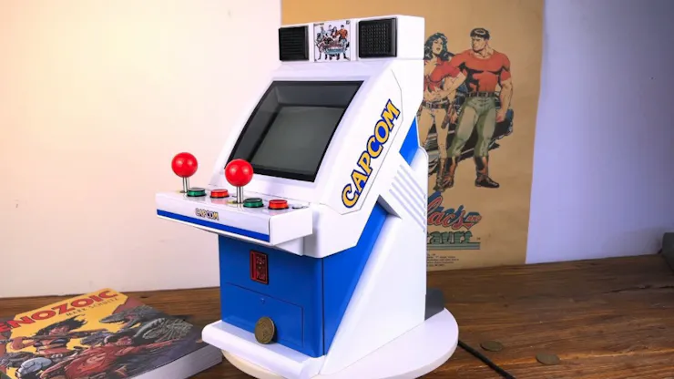 その他 CAPCOM  ARCADE LCL Li's Tiny Capcom Arcade Cabinet Uses a Period-Appropriate