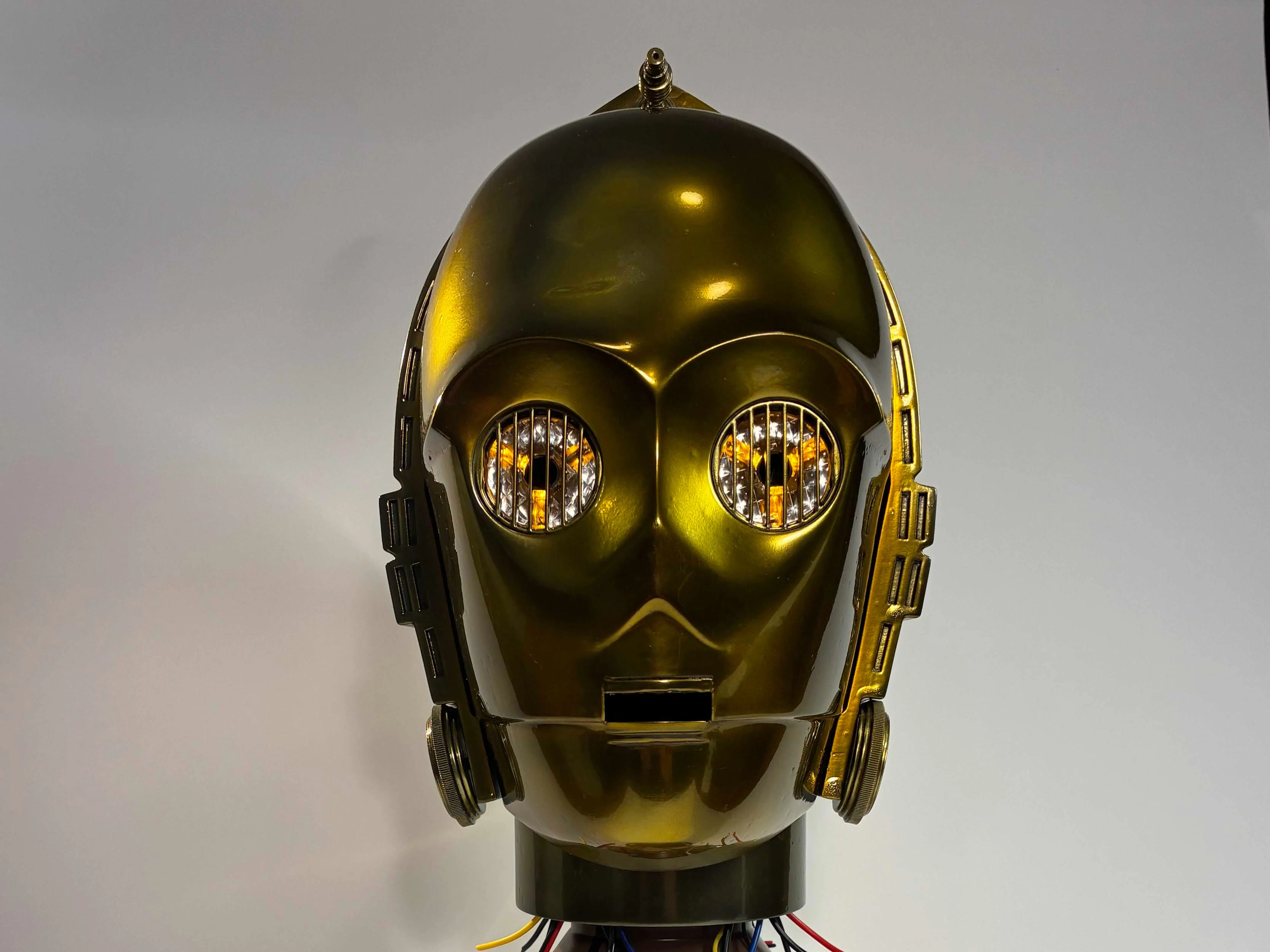 Hobbyist Builds C-3PO Head With Real-Time Voice