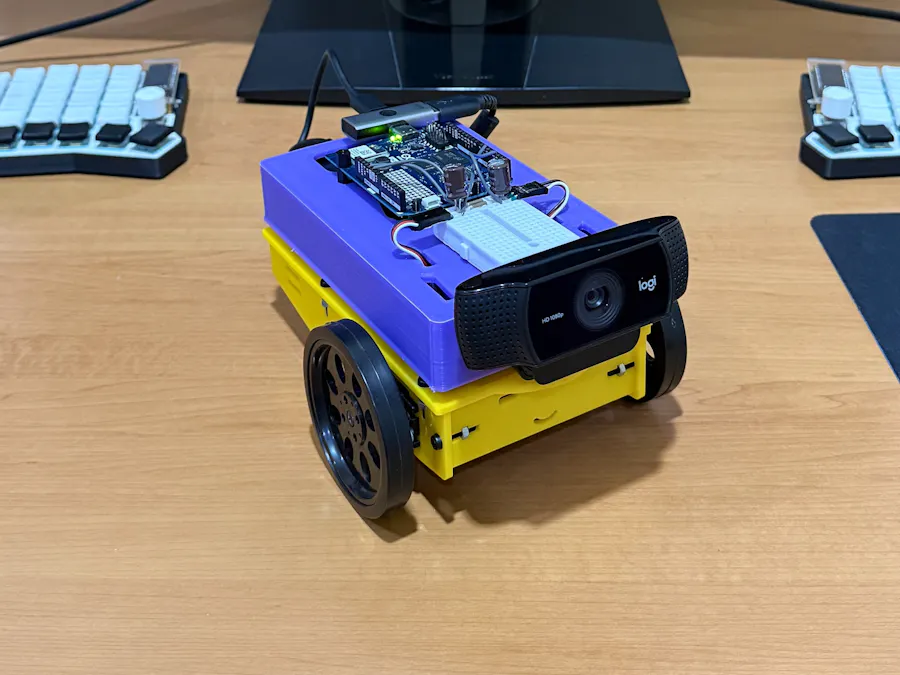 Face-following robot with Arduino UNO Q and Edge Impulse