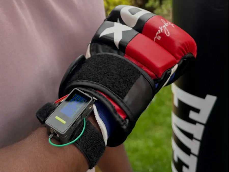 Smart AI Boxing Band ต้นแบบที่ใช้ Arduino Nesso N1 สำหรับวิเคราะห์การเคลื่อนไหว
