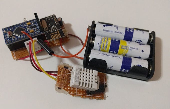 Battery powered DHT22 Sensor Node, measures Temperature, Humidity and Battery level.