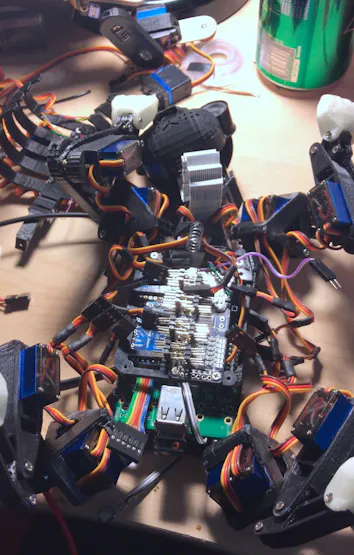 Petoi Quaddle หุ่นยนต์สี่ขาขนาดเล็กที่ใช้ Servo 4 ตัว