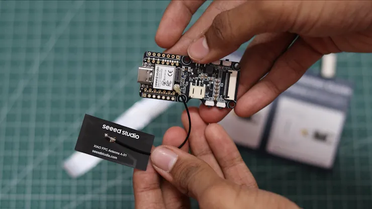 XIAO EE05 ePaper board พร้อมการติดตั้ง Wi-Fi antenna