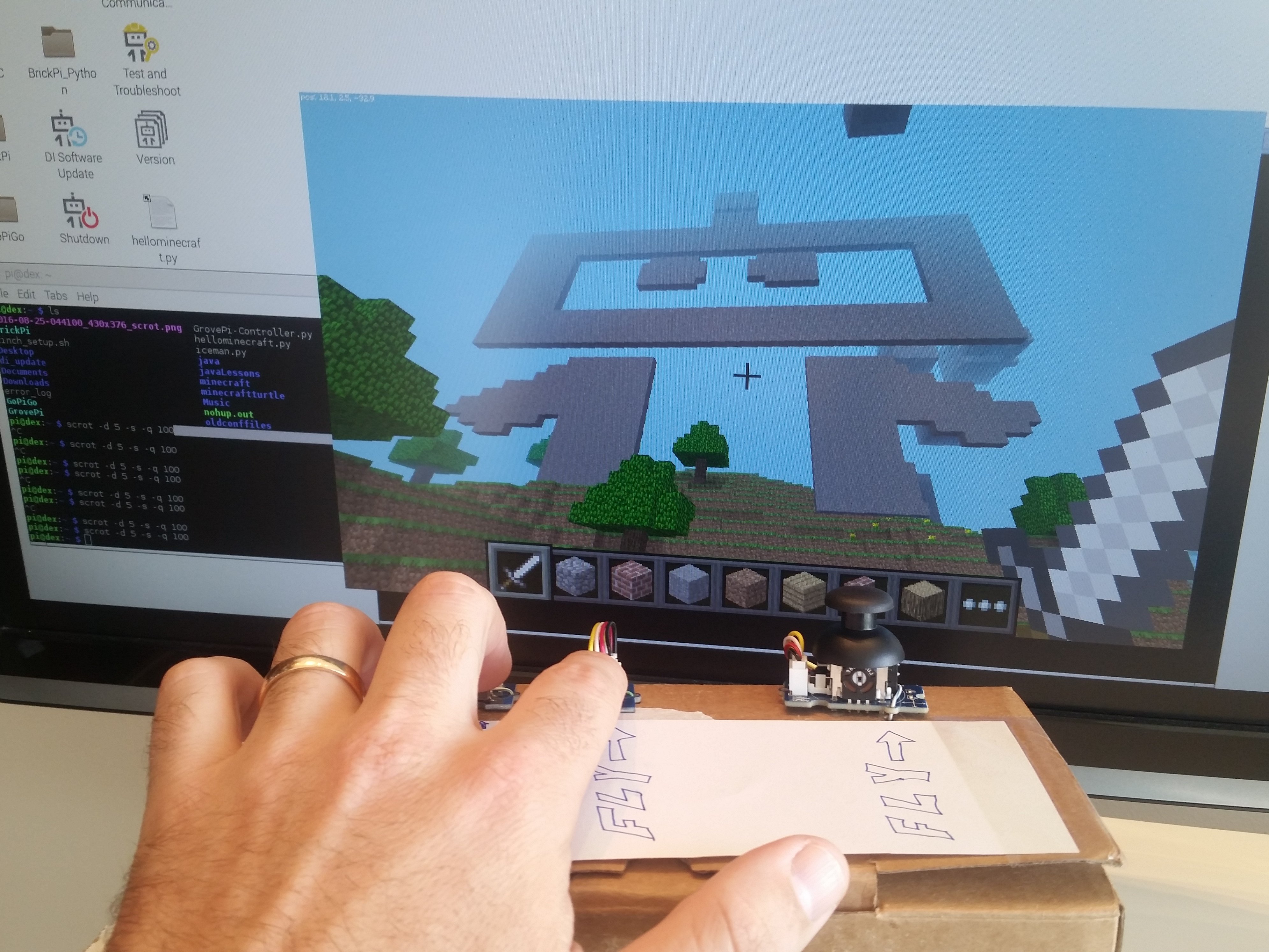 Контроллер майнкрафт. Raspberry Pi Minecraft. Майнкрафт для Raspberry. Minecraft Raspberry Pi Edition.