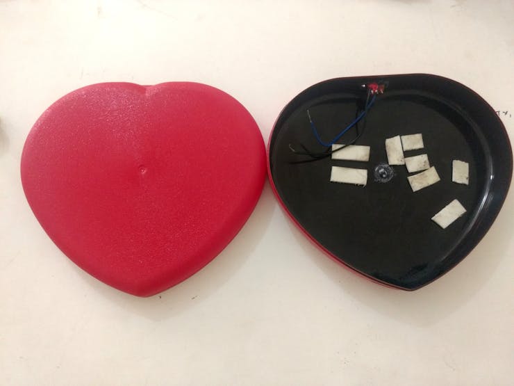 I spray painted lid with red color.
