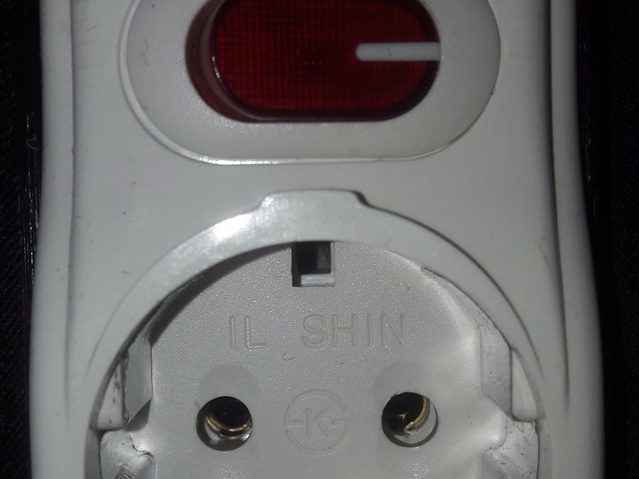 water sensing circuit breaker socket