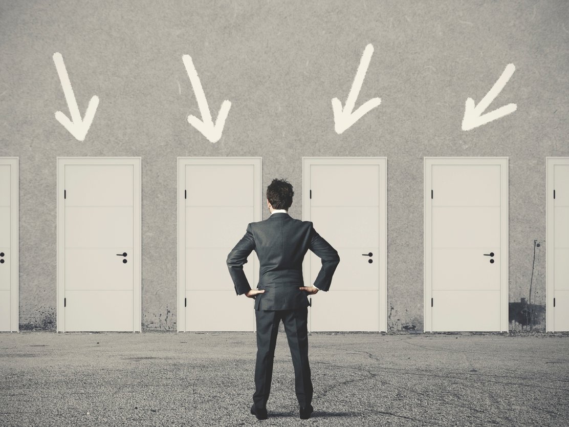 Выбрать не знаете как один. Если стоишь перед выбором, выбирай не меня. Выбрать не знаете как один. Выбрать профессию. Дверь мем.