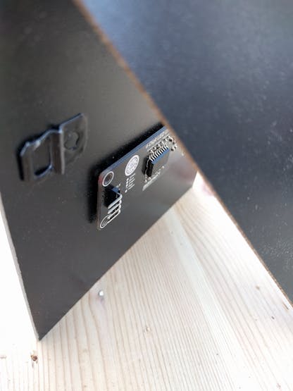The backplate from behinde with the display mounted