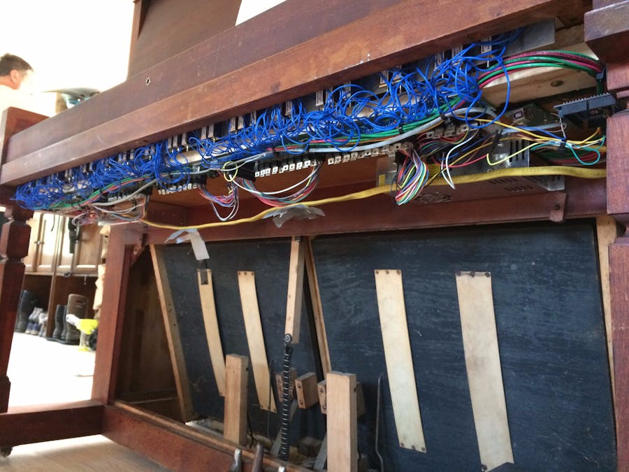 Bluetooth MIDI-Operated Antique Reed Organ