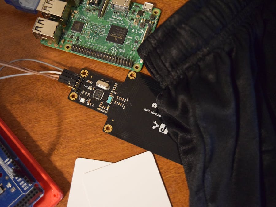 Raspberry Pi NFC Clothes Tracker