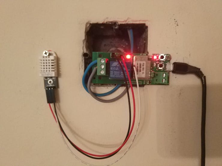 Thermostat connected to Heating system Power line powered by 5v@1.5A mobile phone charger