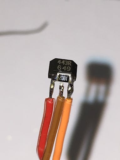 10KΩ 0805 smd resistor between the VCC (left) and Signal (right) pin. Middle = GND