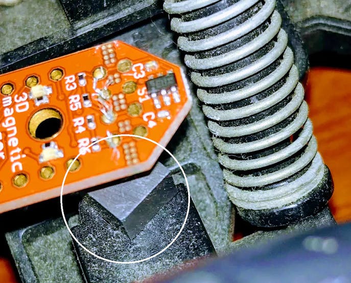 Magnet under sensor near shocks