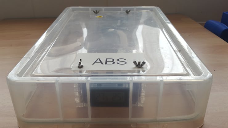 Large lid with wing nuts holding the cartridge in place.
