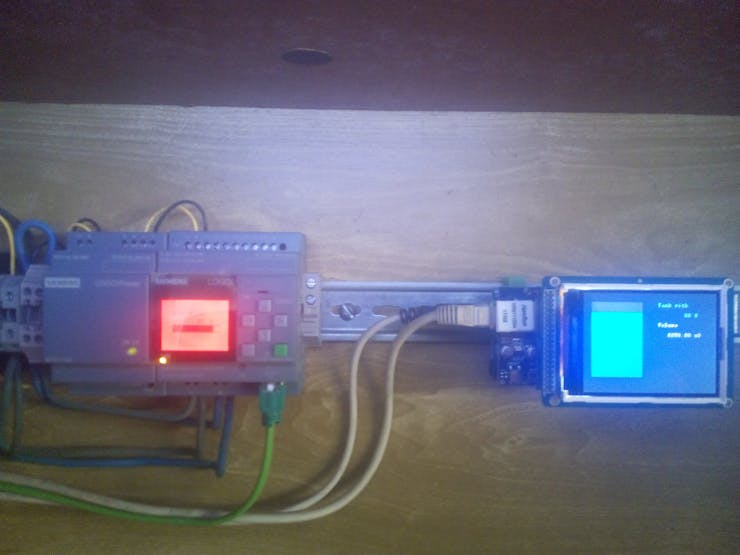 LOGO PLC and Arduino monitor mounted in a DIN rail
