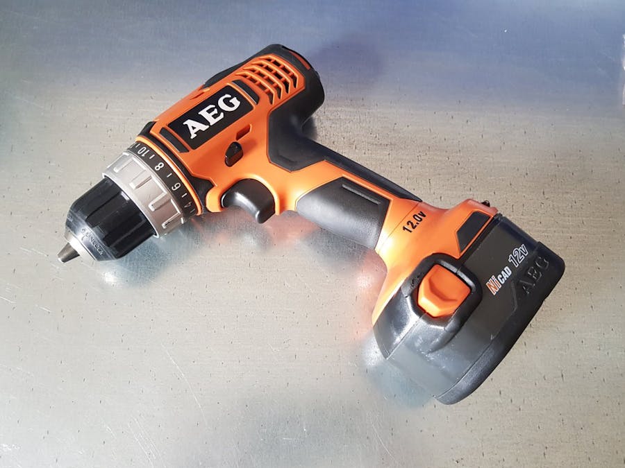 New Accumulator Battery and Charger for Old Screw Gun