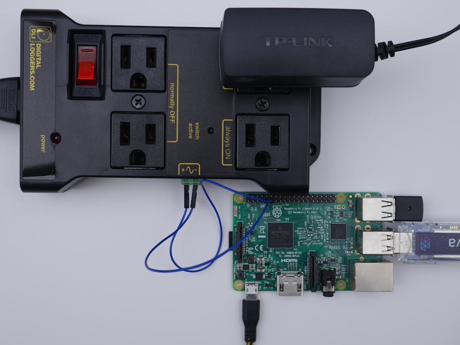 Raspberry Pi / Hologram SMS Controlled AC Power Switch
