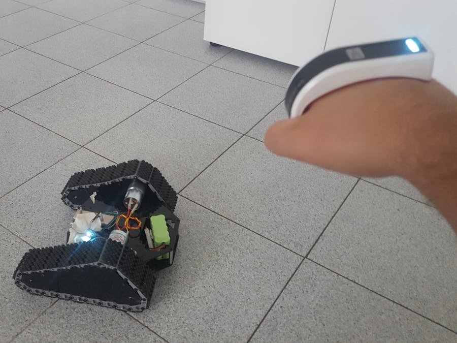 Arduino Tracked Rover Robot Control with Gesture